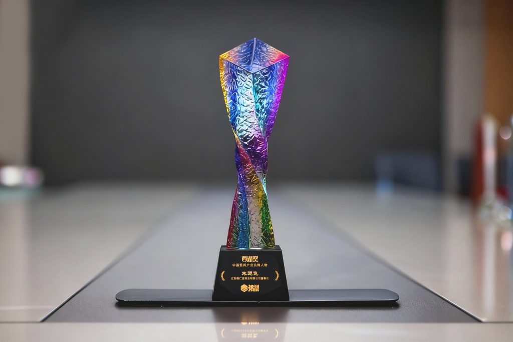 2025年植仁堂董事长朱远飞朱总荣获-西湖奖·中国医药产业先锋人物