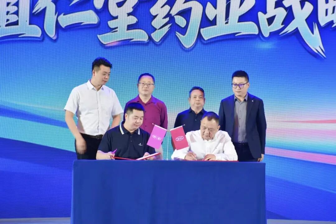 汇仁药业与植仁堂药业双方团队共6位代表依次登台，现场执笔、正式签约。.jpg